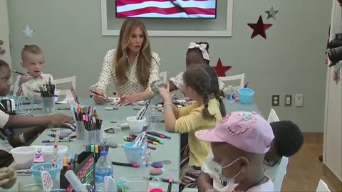 @FLOTUS decorates with the kids at Children's National Hospital in Washington, D.C. ❤️