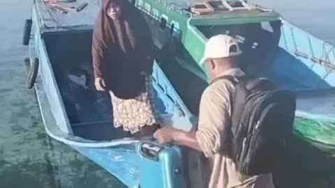 Viral random people on a boat ends up as a mermaid 🤣🤣