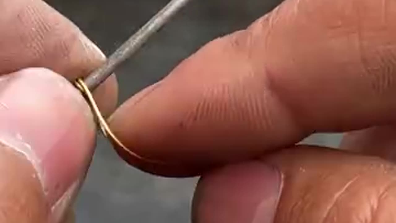 把金子变成金链子的加工过程,感受一下这极佳的延展性