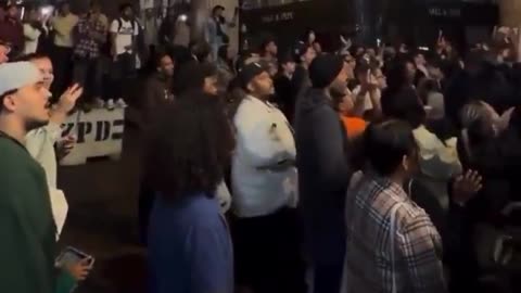 🔥Wow! People Spontaneously Erupt in Singing in the Streets of New York City, Praising God!