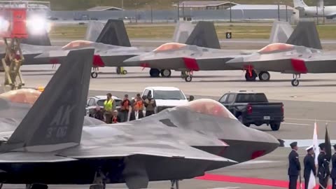 Trump përshëndet politikanët e Alaskës në Air Force One ndërsa pret mbërritjen e Putinit