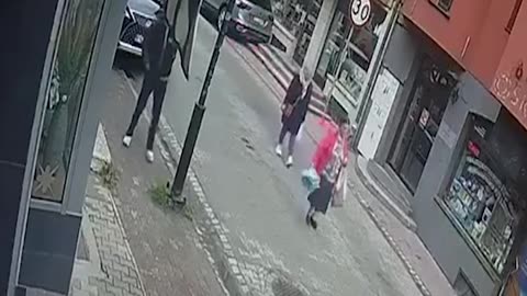 Un poste de iluminación cae sobre una mujer