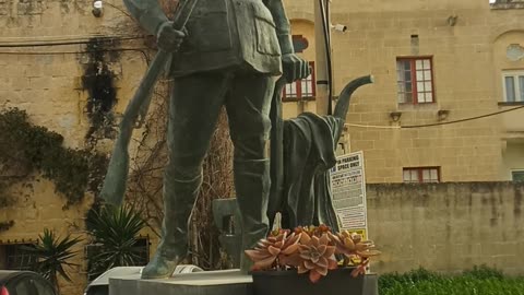 Ein Denkmal für einen Vogeljäger in Gharb Gozo Malta