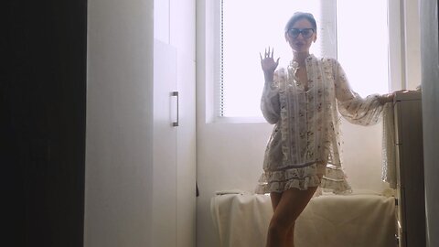 ❤️ Transparent organizing and cleaning with fit model girl in a dress 
