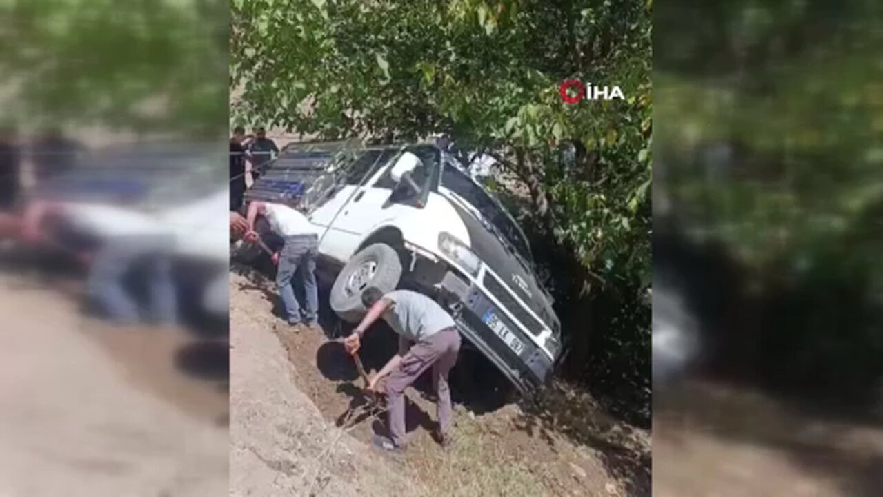 Kamyonet uçurumun kenarından halatla kurtarıldı