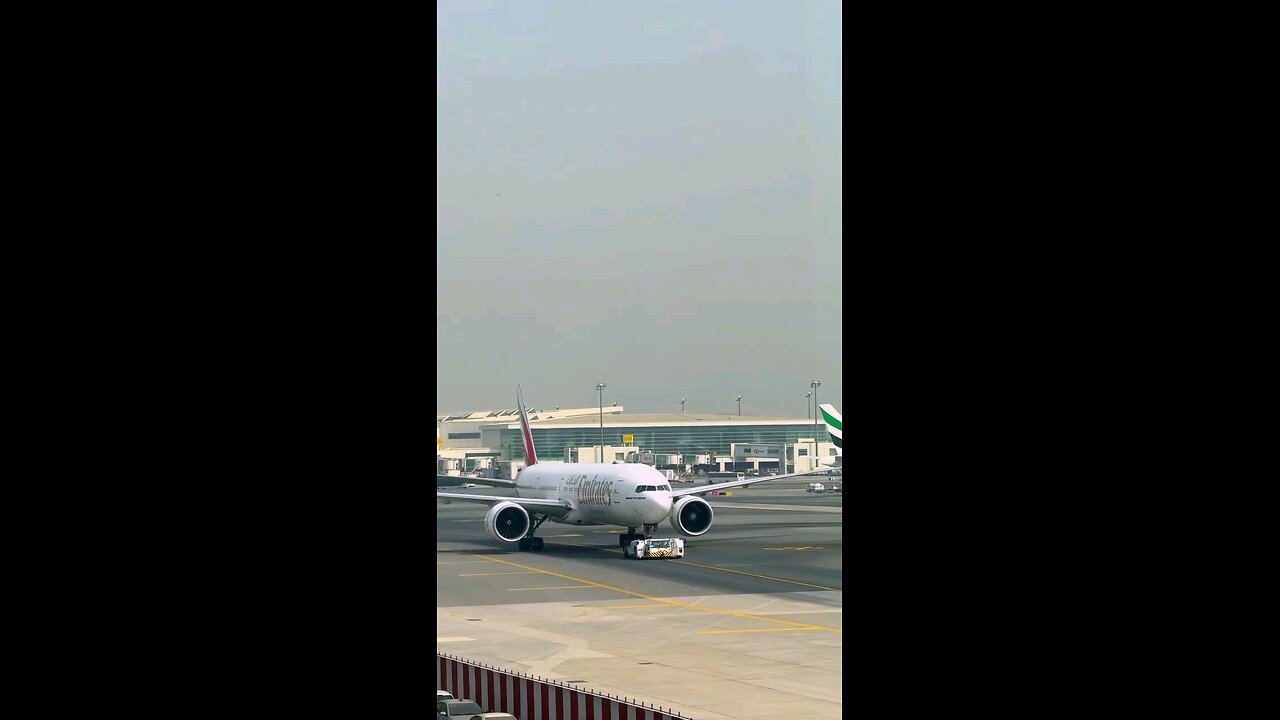 Dubai airport Emirates Airlines flight getting ready