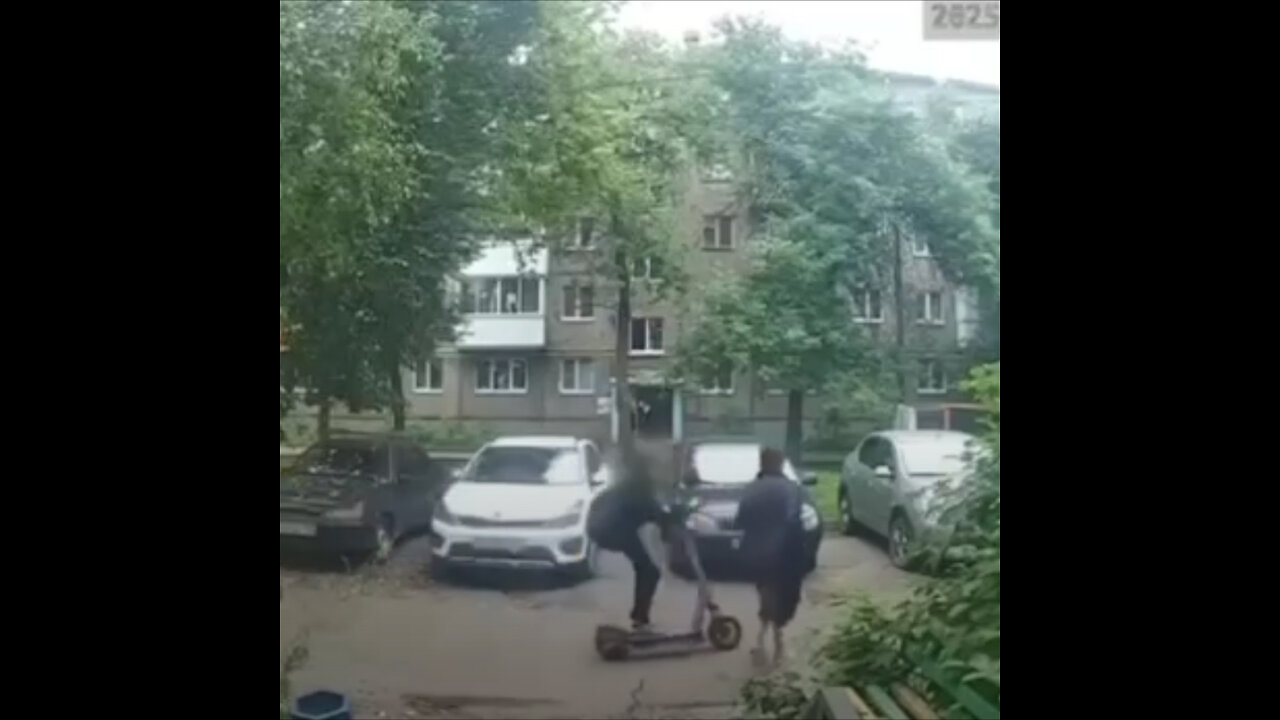 Adolescente en patinete eléctrico embiste a una mujer en Rusia