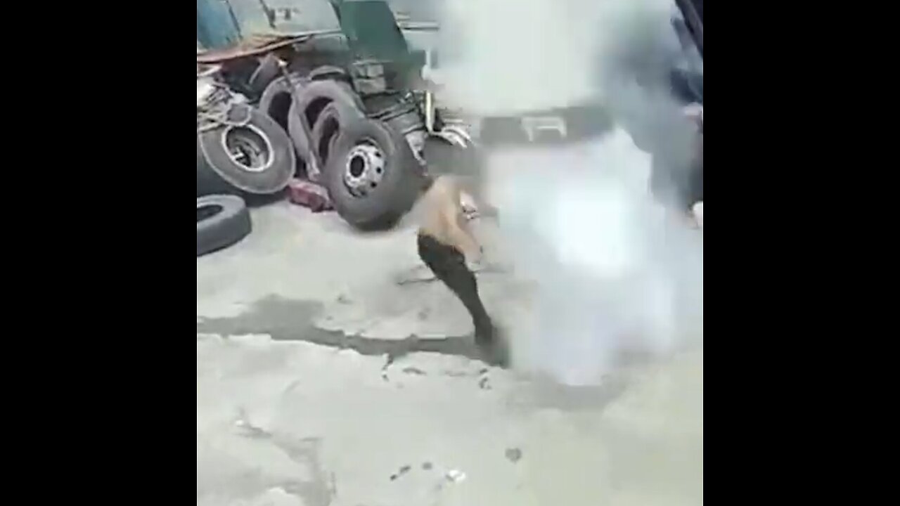 Una rueda explota y casi mata a un trabajador