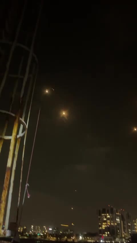 Another wave of Iranian missiles over the skies of Tel Aviv!