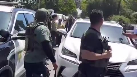 Sheriff deputies in south Los Angeles get trapped and blocked in on the road