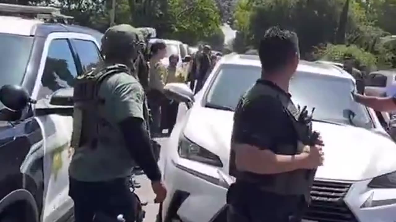 Sheriff deputies in south Los Angeles get trapped and blocked in on the road