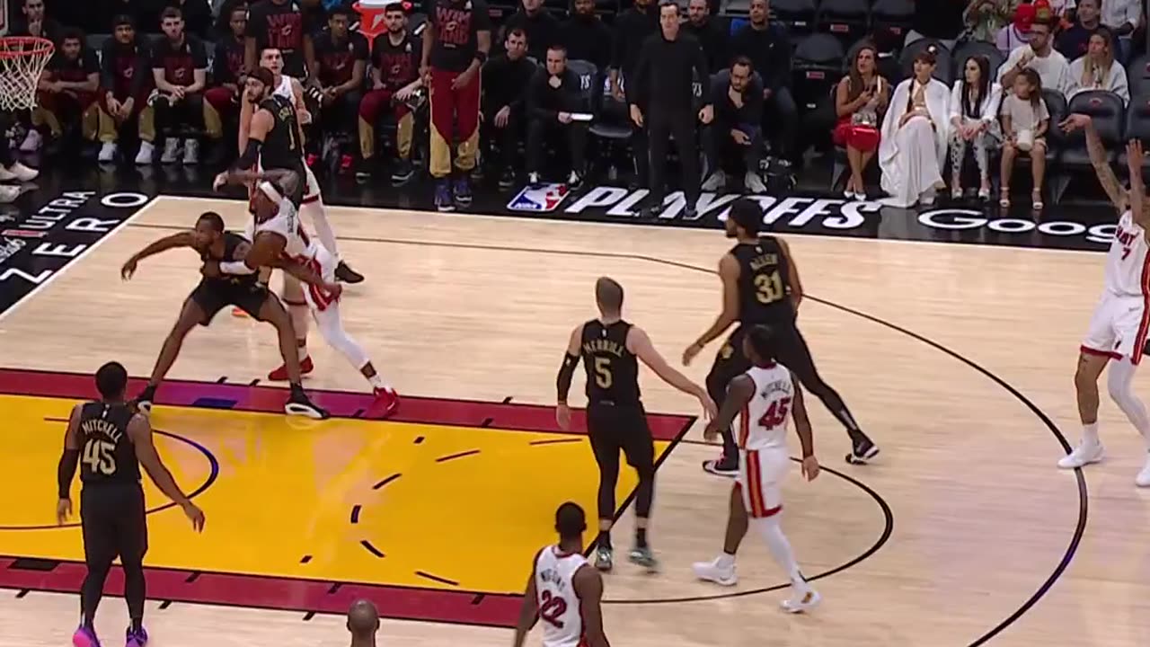 NBA - WARE TRIPLE 👌 Miami on a 12-4 run to start the game!