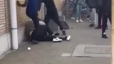 Wszyscy przeciwko jednemu i nikt nie wkracza i nie pomaga.