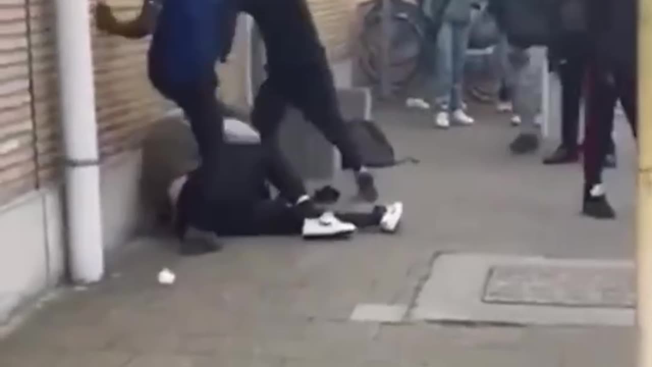 Wszyscy przeciwko jednemu i nikt nie wkracza i nie pomaga.