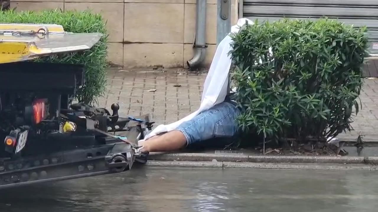 E rëndë në Durrës, shtylla e dëmtuar në rrugë i merr jetën një personi