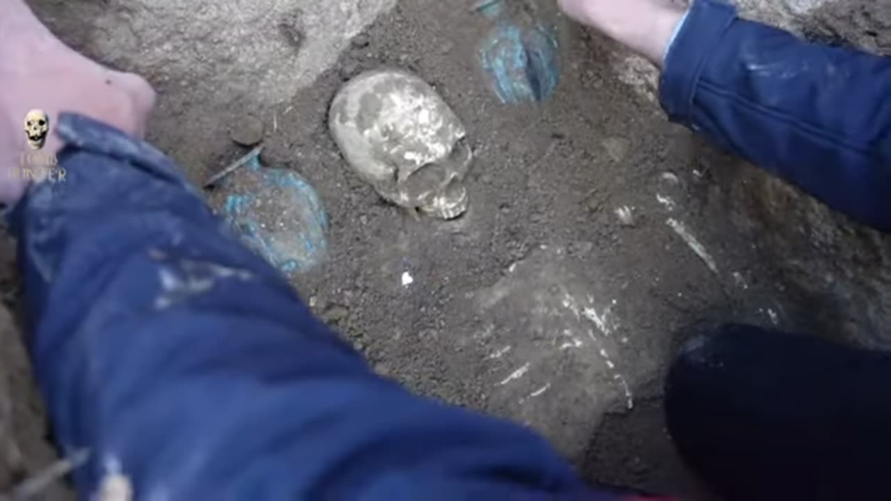 finds from inside the grave and tillo Tangs and human bone