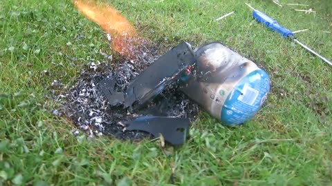 iPhone 3GS Crash Test EXTREME Destruction !