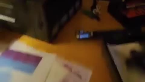Foto's uitprinten voor boven geweerwappie Yakup zijn bed!