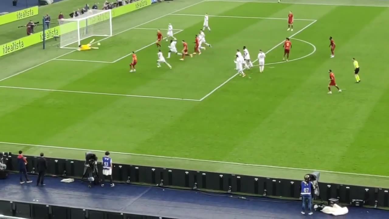 Roma vs Salernitana 2-2 (goalkeeper Guillermo Ochoa strange mistake)