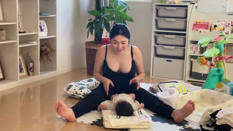 【陣痛・出産・母乳育児】ゆりちゃんとこうくんが遊んでます（産後55日目）2021年10月2日13時56分 _shorts