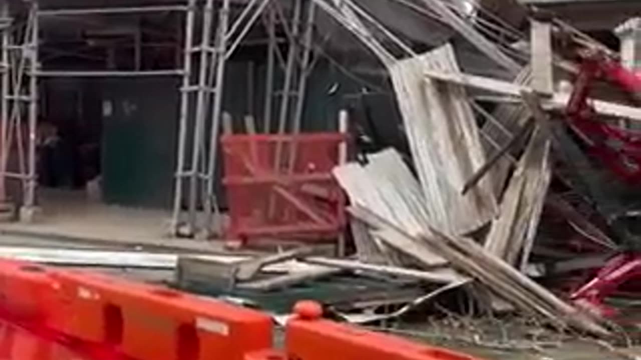 Crane crash chaos in Midtown: Spider crane plummets through scaffolding in New York Ci ty