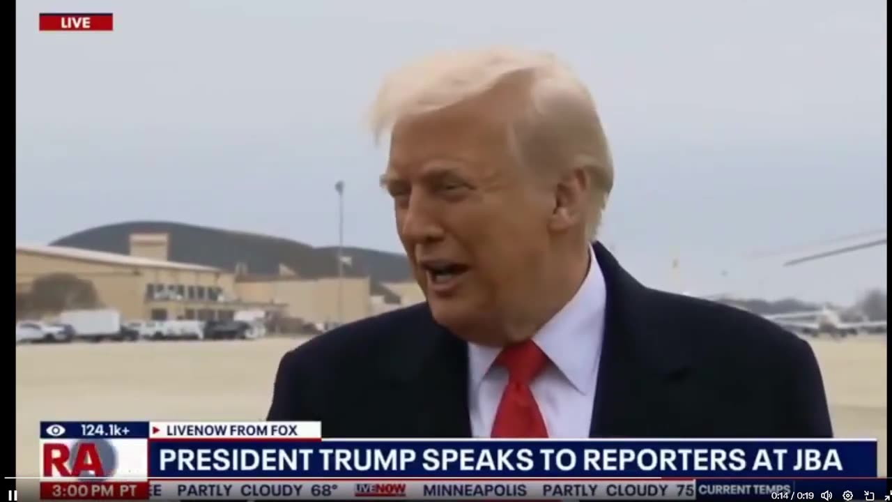 Một phóng viên vừa dí micro vào mặt Trump.👇👇👇👇👇👇