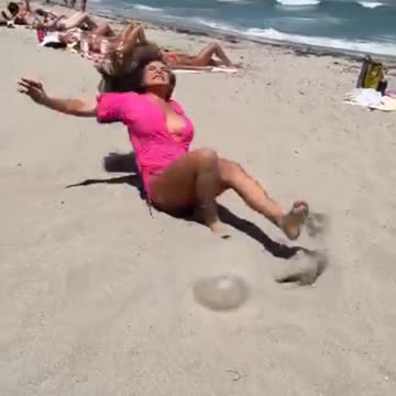 The beach can be so much fun!😳