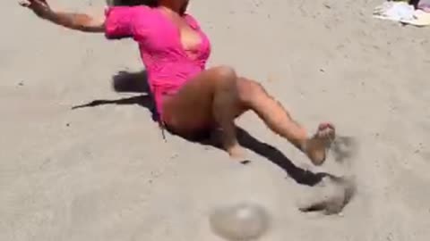 The beach can be so much fun!😳