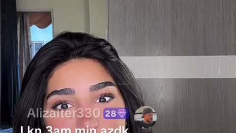 فتاة لبنانية