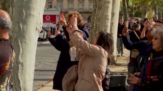 Louvre break-in site draws tourists in Paris