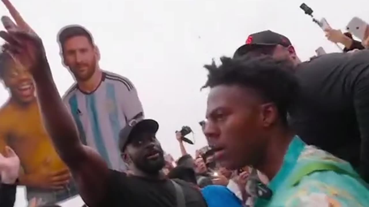 IShowSpeed was in disbelief seeing what sign of him and Messi his fans made in Shenzhen 😭