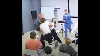Pelea estudiantil interrumpe una conferencia sobre la violencia