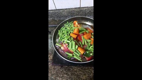 A dish made by adding spinach, carrots, and long beans to chicken.