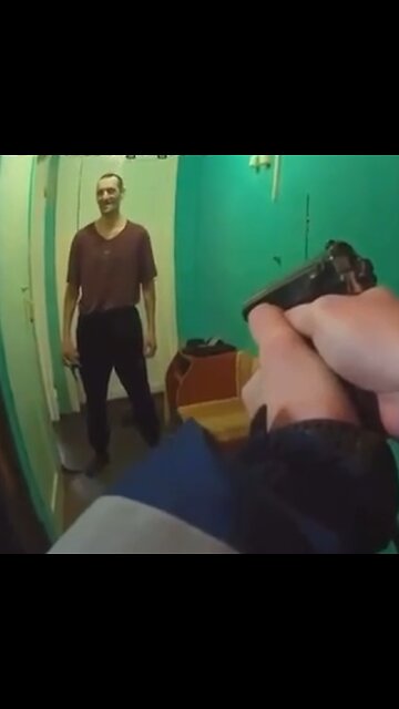 Policías rusos se enfrentan a hombre que apuñaló a su pareja y estuvo a punto de atacarlos