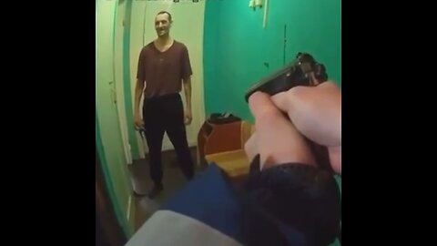 Policías rusos se enfrentan a hombre que apuñaló a su pareja y estuvo a punto de atacarlos