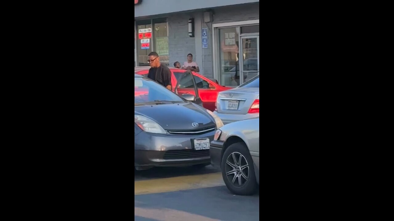Uber Driver Gets Handled After He Refused To Reverse For A Man That Was Trying To Leave