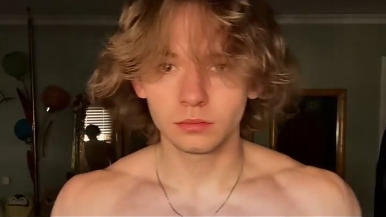 19 years old aesthetic bodybuilder flexing muscles