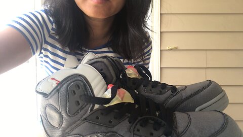 This is a pair FAKE air Jordan 5 off white shoes