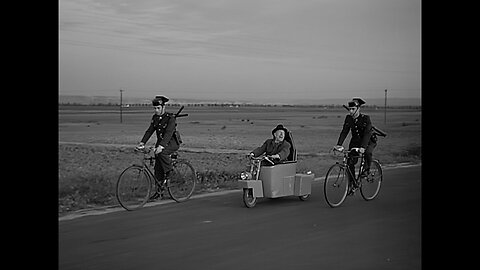 "Me dejarán tener el cochecito en la cárcel?" | El cochecito | 1960