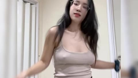 Hot tiktok girl - Girl lets loose her breasts and dances