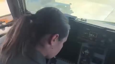 Video from the cockpit of the Boeing C-17 Globemaster III