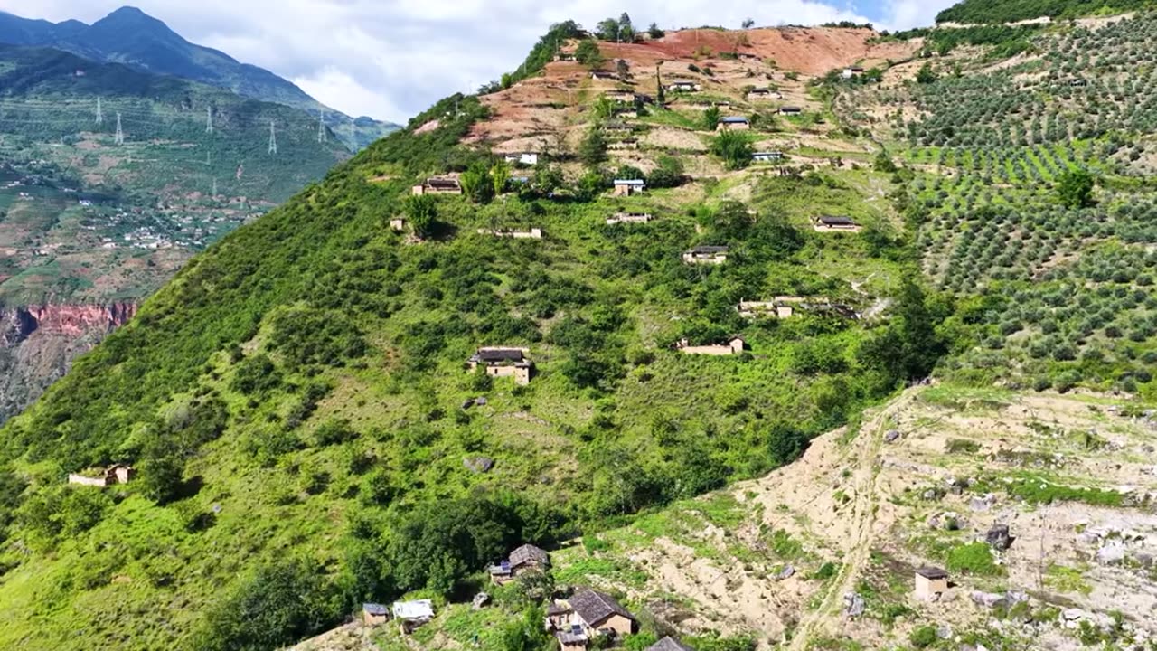 "Conquering Sichuan's 'Sky Ladder': 2,556 Steps Up the Cliffside Path to the Cloud Village"