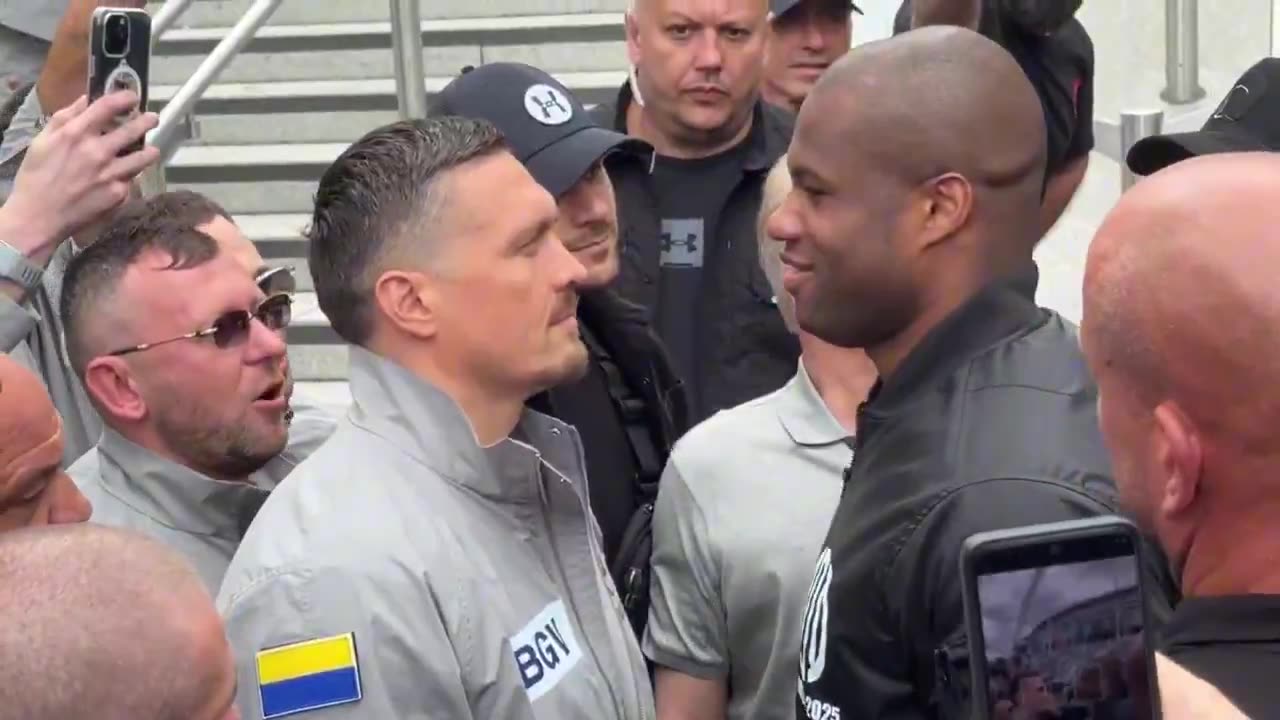 Oleksandr Usyk was ice cold while Daniel Dubois yelled in his face 👀🥶