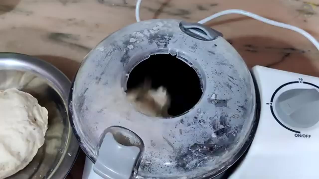 Flour kneading machine