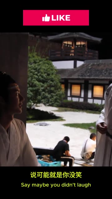 Casual Off-Camera Conversations Are the Real On-Set Moments 😌