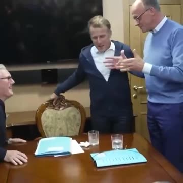 😳Emmanuel Macron was seen with cocaine during a train ride from Poland to Ukraine.