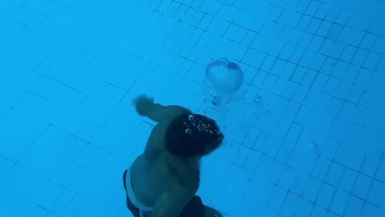 It won't be easy when you panicked ♂️#shorts #swimming