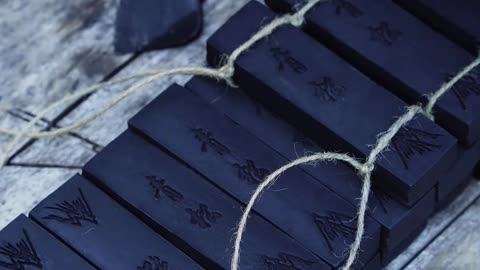 徽墨（文房四宝）之一，最早起源于唐朝，延续至今已有一千多年的历史。#非遗传承技艺 #乡村守护人 #非遗文化 #微墨 #文房四宝