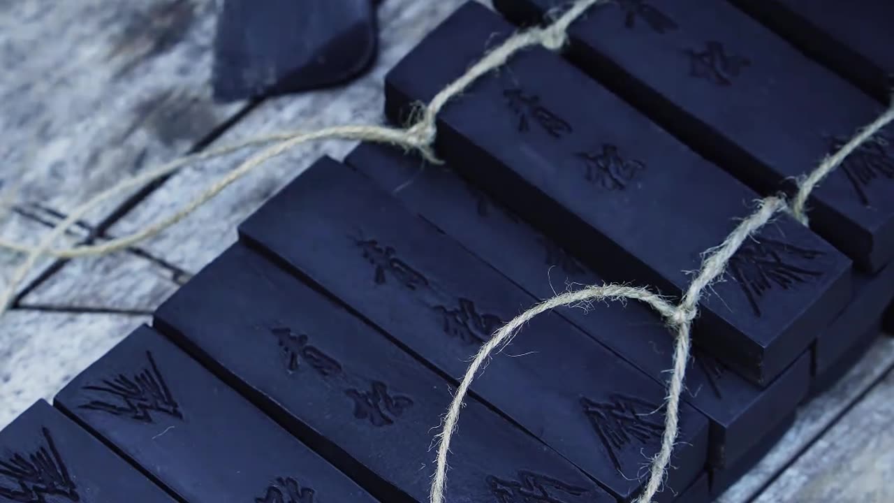 徽墨(文房四宝)之一,最早起源于唐朝,延续至今已有一千多年的历史。#非遗传承技艺 #乡村守护人 #非遗文化 #微墨 #文房四宝