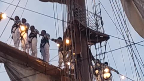 Felices con el Buque Cuauhtémoc antes del accidente en el Puente de Brooklyn.